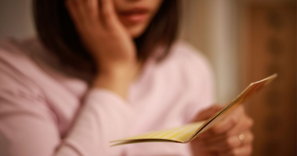 高額請求に頭を抱える女性