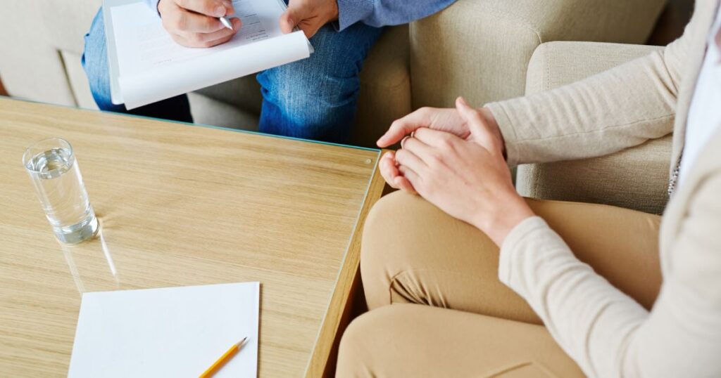 専門家に相談する女性