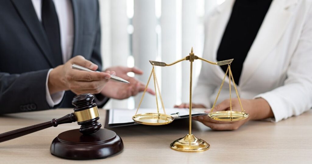 話し合う探偵と弁護士