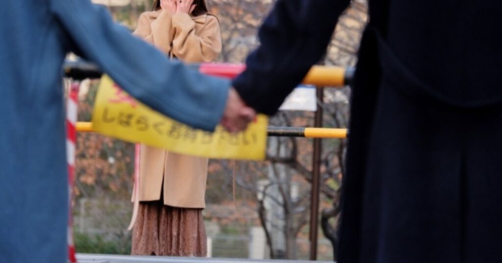 自分の夫が知らない女性と歩いているのを目撃した女性