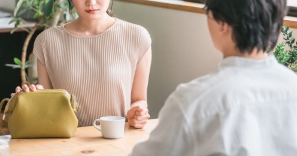 信用ならない目で夫を見つめる妻