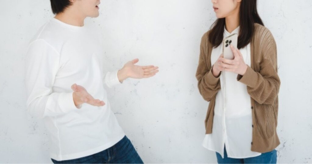 夫を問い詰める妻