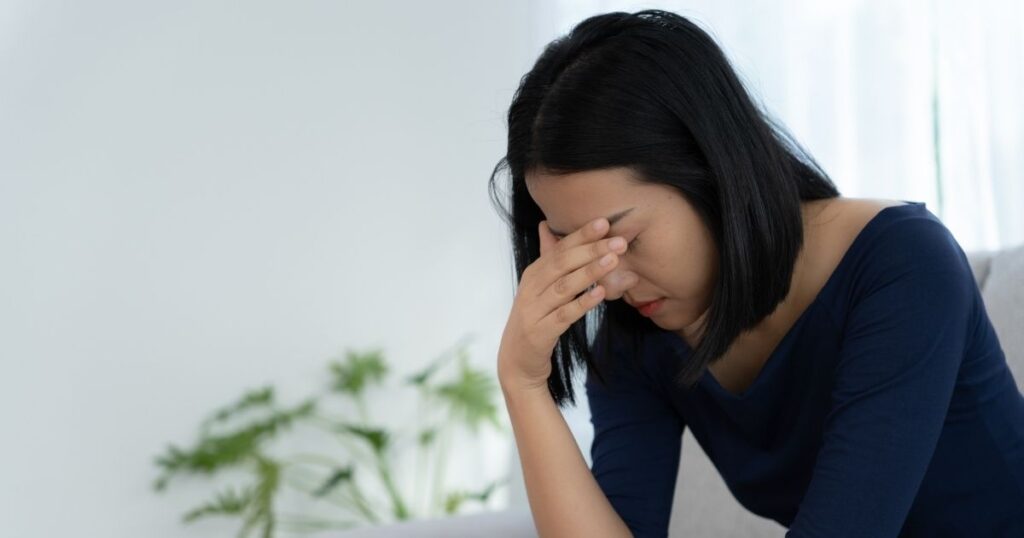 探偵の調査が失敗して落ち込む女性