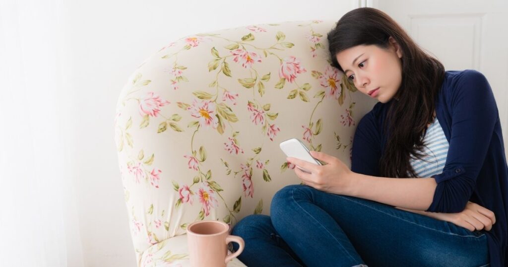 座って考え込む女性