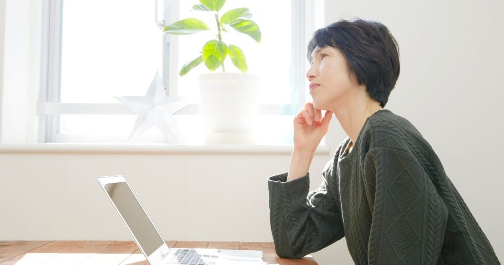 一人で座って考え込む女性