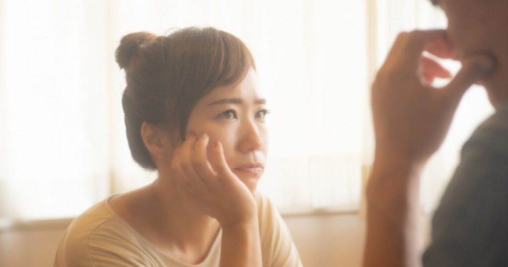 怒りながら夫を見つめる妻