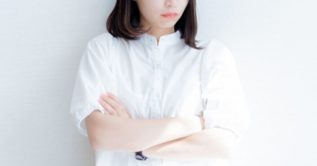 腕を組んで怒る女性