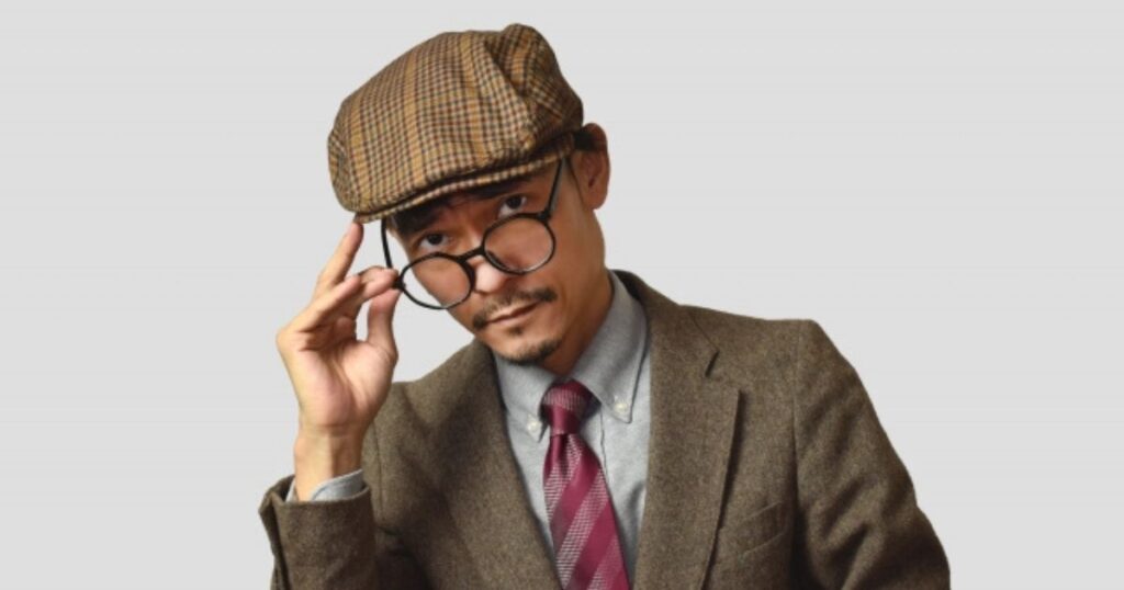 メガネに手を添える優秀そうな探偵